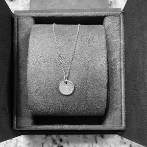 Elegant 18k White Gold Yurman Initial Z Necklace